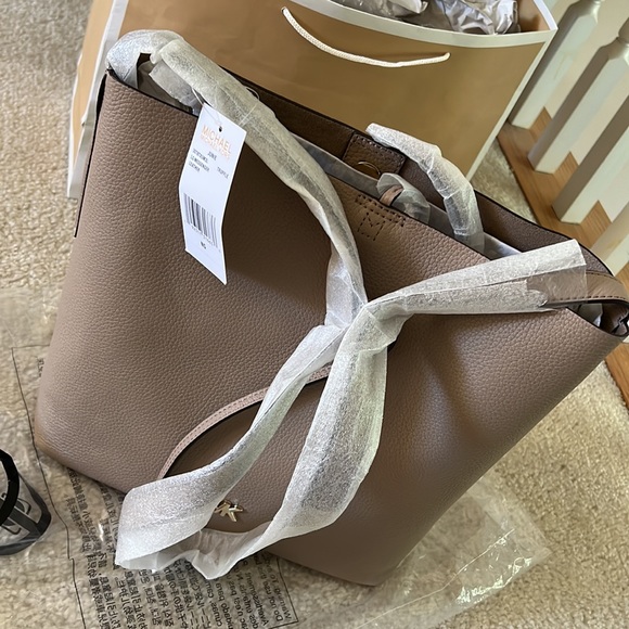 MICHAEL KORS JUNIE LARGE MESSENGER LEATHER SHOUDER PURSES 11x11 GOLD HARDWARE - Picture 3 of 13